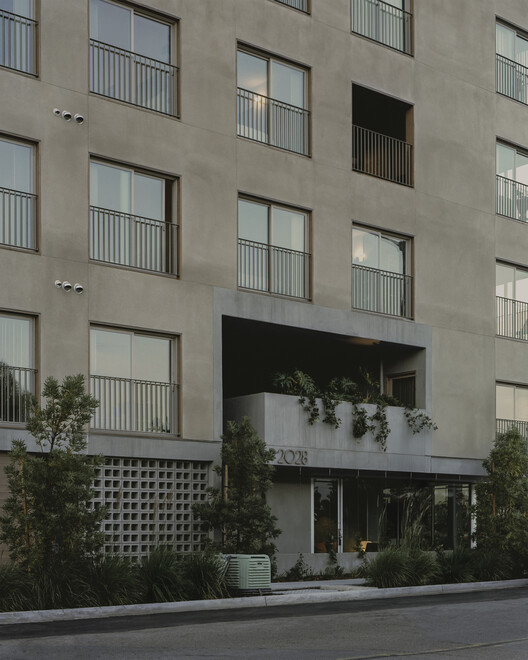 Edifício Residencial Fora / Jeff Svitak - Fotografia de Exterior, Concreto