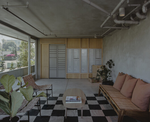 Edifício Residencial Fora / Jeff Svitak - Fotografia de Interiores, Sala de Estar, Madeira, Cadeira