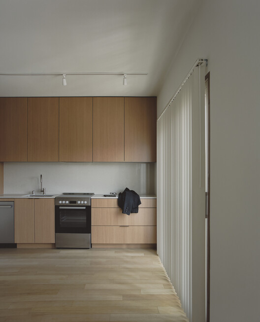 Edifício Residencial Fora / Jeff Svitak - Fotografia de Interiores, Cozinha, Madeira, Bancada