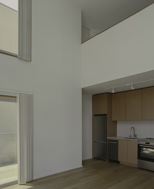 Edifício Residencial Fora / Jeff Svitak - Fotografia de Interiores, Cozinha, Madeira