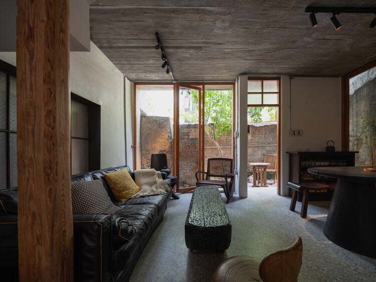 “学背之家”，城中村的故土原乡 / 仓北文旅 · 共和营造建筑工作室 - 室内图, 起居室, 木头, 椅子, 砖, 梁