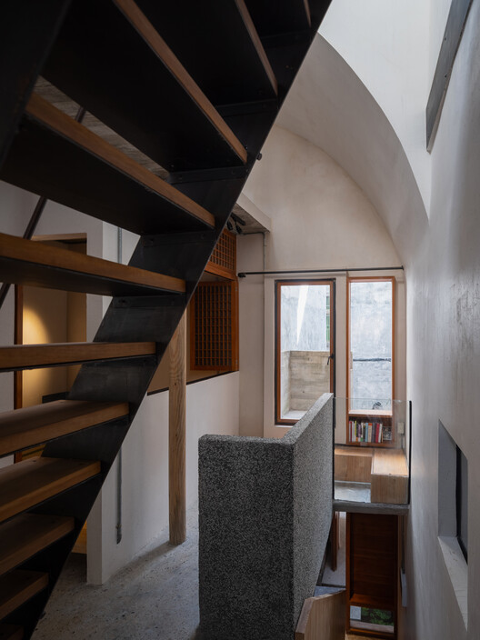 “学背之家”，城中村的故土原乡 / 仓北文旅 · 共和营造建筑工作室 - 室内图, 楼梯, 木头