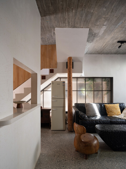 “学背之家”，城中村的故土原乡 / 仓北文旅 · 共和营造建筑工作室 - 室内图, 起居室, 木头, 灯, 梁, 椅子