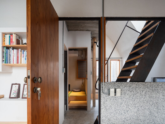 “学背之家”，城中村的故土原乡 / 仓北文旅 · 共和营造建筑工作室 - 室内图, 木头, 灯, 门, 楼梯