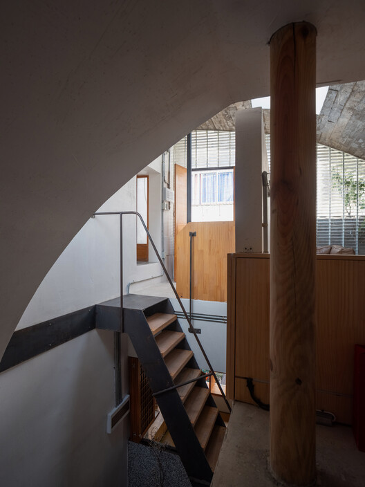 “学背之家”，城中村的故土原乡 / 仓北文旅 · 共和营造建筑工作室 - 室内图, 楼梯, 木头, 梁, 扶手