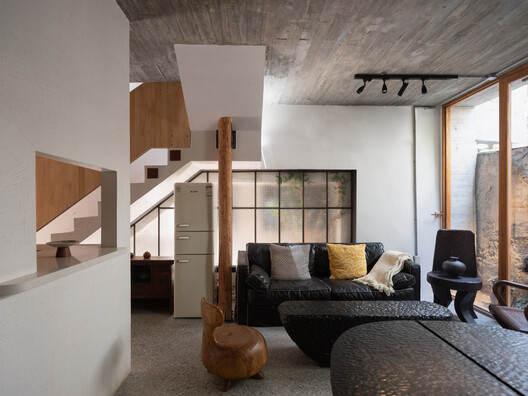 “学背之家”，城中村的故土原乡 / 仓北文旅 · 共和营造建筑工作室 - 室内图, 起居室, 木头, 灯, 沙发, 椅子, 梁