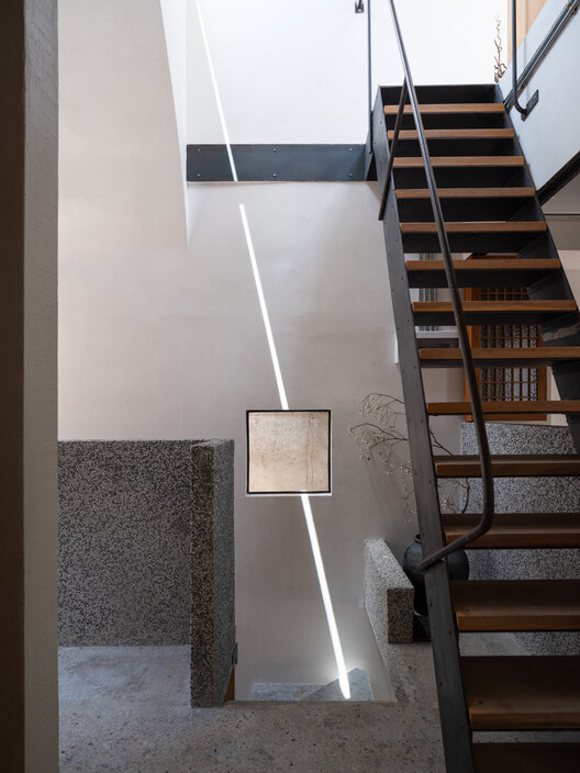 “学背之家”，城中村的故土原乡 / 仓北文旅 · 共和营造建筑工作室 - 室内图, 楼梯, 扶手