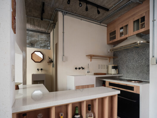 “学背之家”，城中村的故土原乡 / 仓北文旅 · 共和营造建筑工作室 - 室内图, 厨房, 木头, 台面, 灯