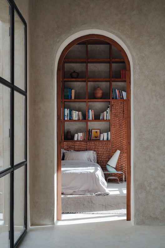 Casa DDAR / Othmane Bengebara Studio Casa DDAR / Othmane Bengebara Studio - Fotografía interior, Dormitorio, Madera, Estanterías, Camas