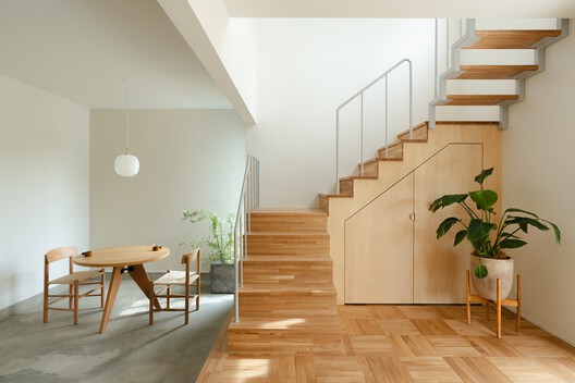 A Life Where Spaces Connect / Architrip Inc. A Life Where Spaces Connect / Architrip Inc. - Interior Photography, Stairs, Wood, Handrail