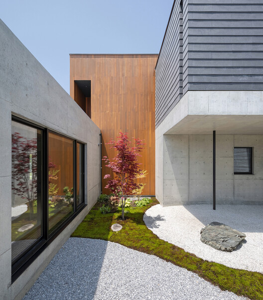 House in Tochigi / Tsuyoshi Oshiyama Architects - Exterior Photography, Concrete, Courtyard