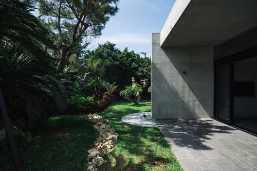 INHERIT - House that Carries Forward Memory / CLAIR archi lab Co., Ltd. - Exterior Photography, Concrete, Courtyard