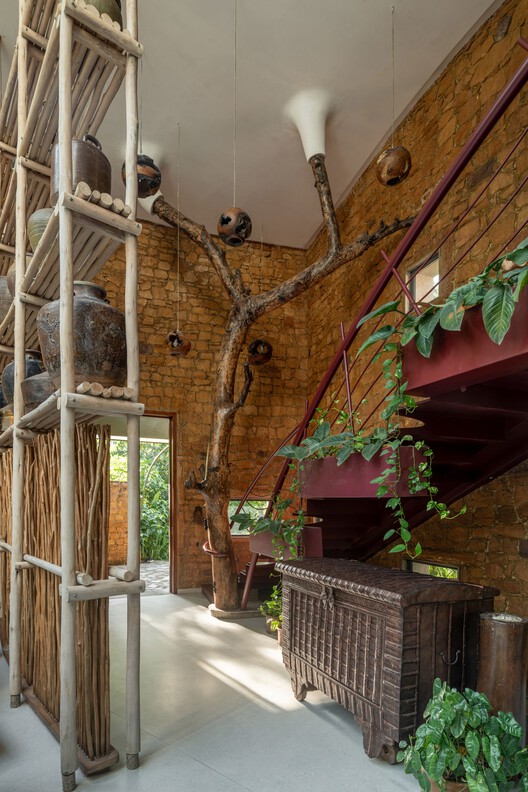 Casa Shilamay / SferaBlu Architects + Naman Shah Architects - Fotografia de Interiores, Madeira, Cadeira, Viga