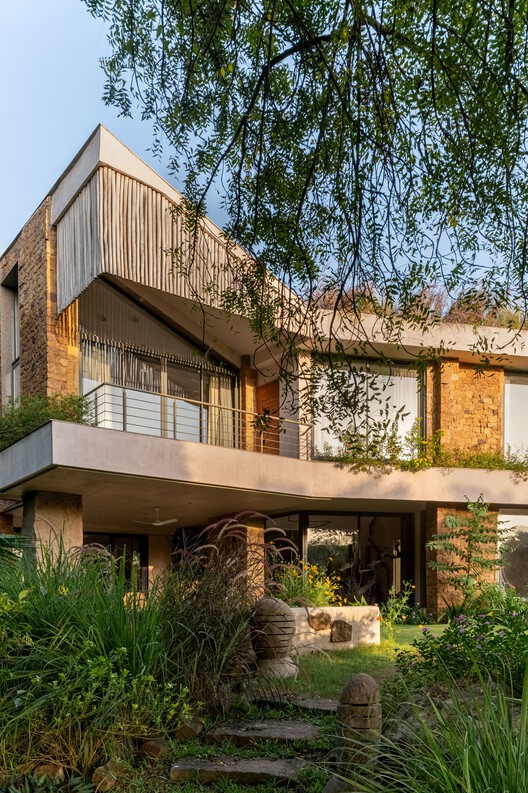 Casa Shilamay / SferaBlu Architects + Naman Shah Architects - Fotografia de Exterior, Jardim, Balcão