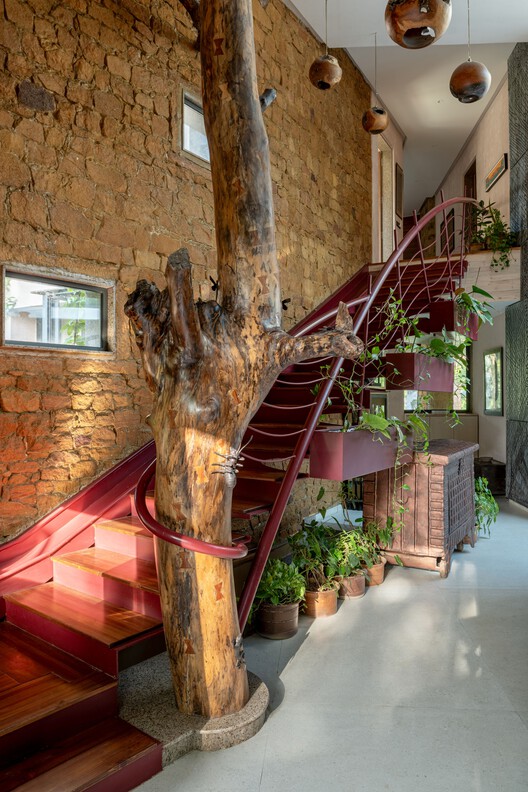 Casa Shilamay / SferaBlu Architects + Naman Shah Architects - Fotografia de Interiores, Madeira, Escada, Iluminação, Corrimão