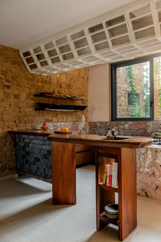 Casa Shilamay / SferaBlu Architects + Naman Shah Architects - Fotografia de Interiores, Cozinha, Madeira, Iluminação, Mesa, Cadeira, Bancada