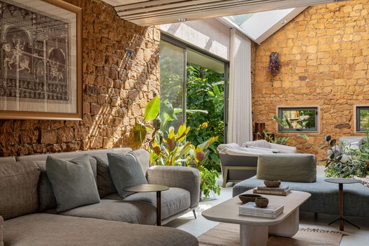Casa Shilamay / SferaBlu Architects + Naman Shah Architects - Fotografia de Interiores, Sala de Estar, Sofá, Tijolo, Cadeira, Pátio
