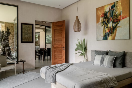 Casa Shilamay / SferaBlu Architects + Naman Shah Architects - Fotografia de Interiores, Dormitório, Cama, Madeira, Iluminação