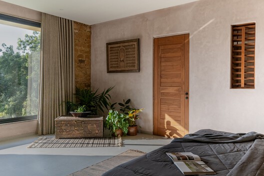 Casa Shilamay / SferaBlu Architects + Naman Shah Architects - Fotografia de Interiores, Madeira, Cadeira