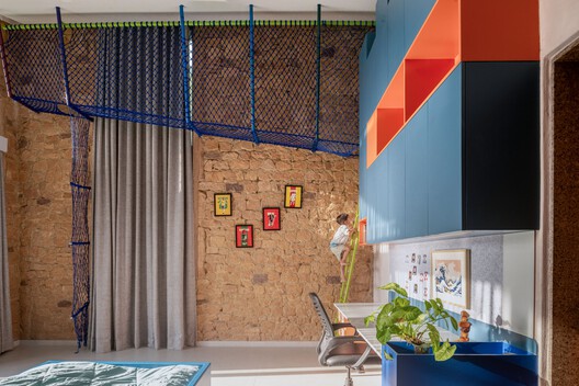 Casa Shilamay / SferaBlu Architects + Naman Shah Architects - Fotografia de Interiores, Iluminação, Cadeira, Dormitório