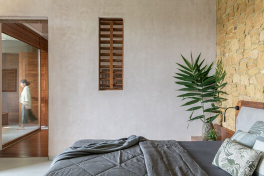 Casa Shilamay / SferaBlu Architects + Naman Shah Architects - Fotografia de Interiores, Dormitório, Madeira, Cama