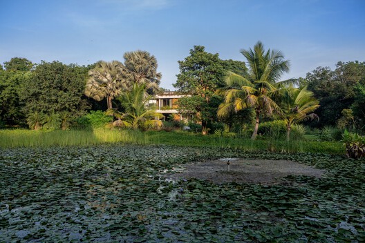 Casa Shilamay / SferaBlu Architects + Naman Shah Architects - Fotografia de Exterior, Jardim