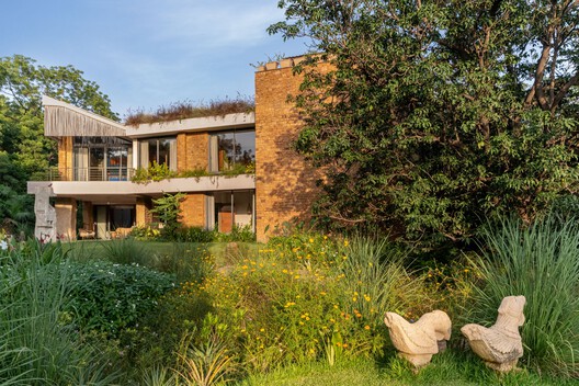 Casa Shilamay / SferaBlu Architects + Naman Shah Architects - Fotografia de Exterior, Jardim