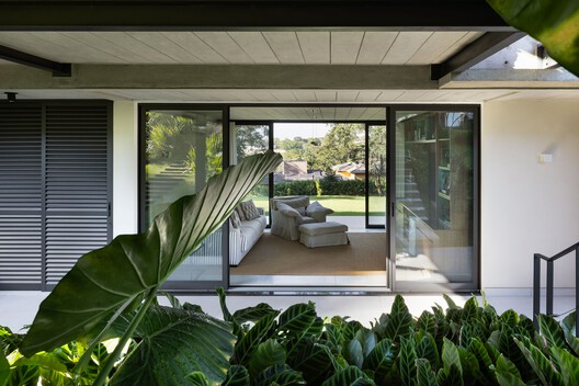 Casa Duas Marias I / Canoa Arquitetura - Fotografía interior, Puerta, Vidrio, Jardín, Patio interior, Sillas, Patio
