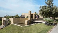 A House by an Architect, for Her Family / maisam architects