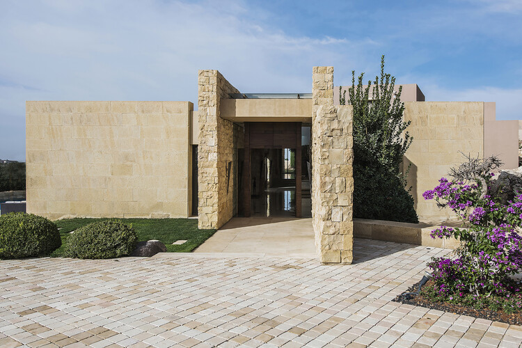 A House by an Architect, for Her Family / maisam architects - Exterior Photography, Garden, Concrete, Courtyard