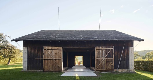 The Box in the Barn / Facha architekti