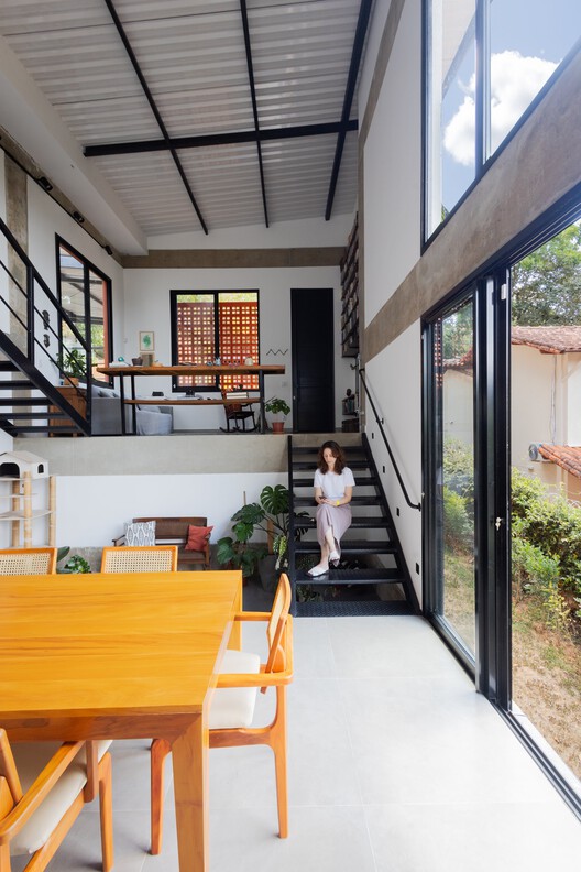 Casa Oro Viejo / Mutabile Arquitetura Casa Oro Viejo / Mutabile Arquitetura - Fotografía interior, Madera, Puerta, Escaleras, Sillas