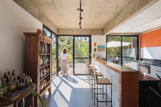 Casa Oro Viejo / Mutabile Arquitetura Casa Oro Viejo / Mutabile Arquitetura - Fotografía interior, Cocina, Madera, Mesas, Encimera, Sillas