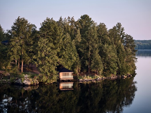Armstrong Cottage / Peter Braithwaite Studio - Exterior Photography, Waterfront, Forest