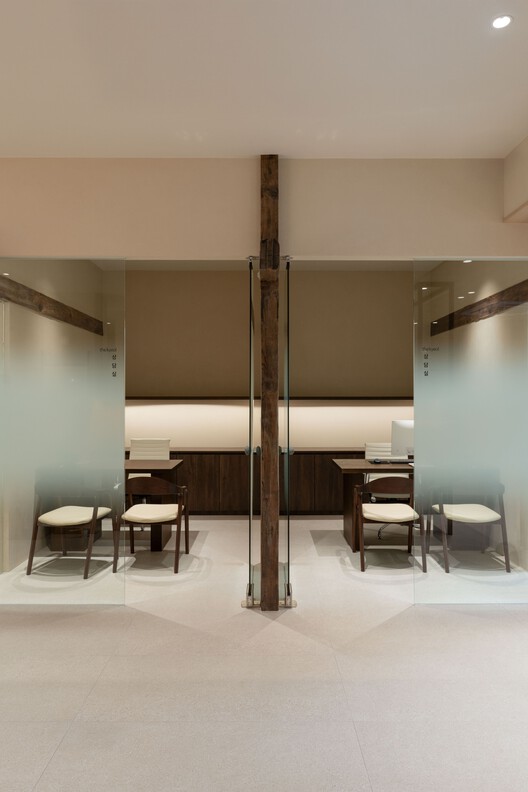 Kyeol Clinic / Design Studio Mono - Interior Photography, Lighting, Glass, Chair