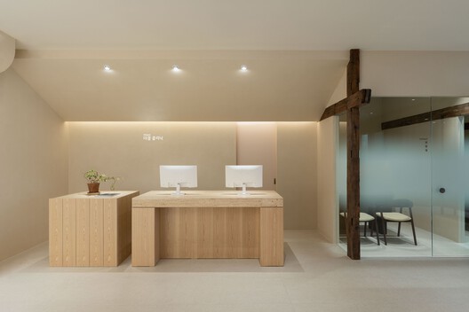 Kyeol Clinic / Design Studio Mono - Interior Photography, Wood, Lighting