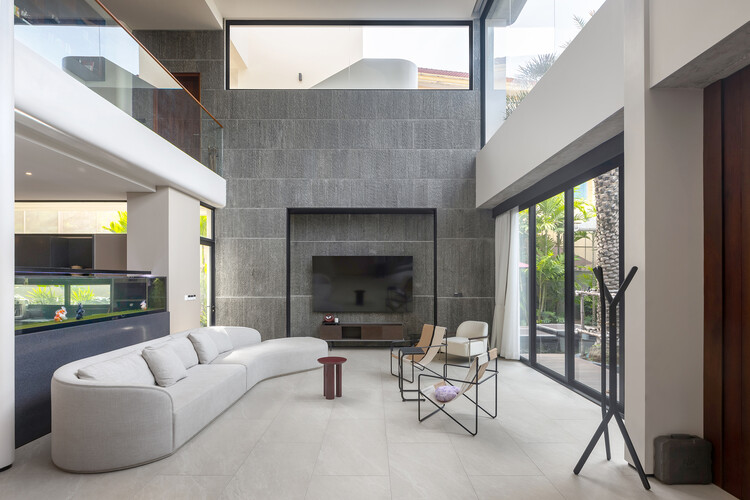 Casa Wat Bo / UAD Architects - Fotografia de Interiores, Sala de Estar, Iluminação, Escada, Porta, Concreto, Vidro, Cadeira