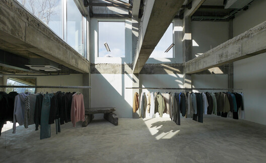 Coor Seongsu Flagship Store / ATELIER KHJ Coor Seongsu Flagship Store / ATELIER KHJ - Interior Photography, Closet, Concrete, Beam