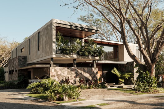 Casa Akama / Di Frenna Arquitectos - Fotografía exterior, Balcón, Patio interior