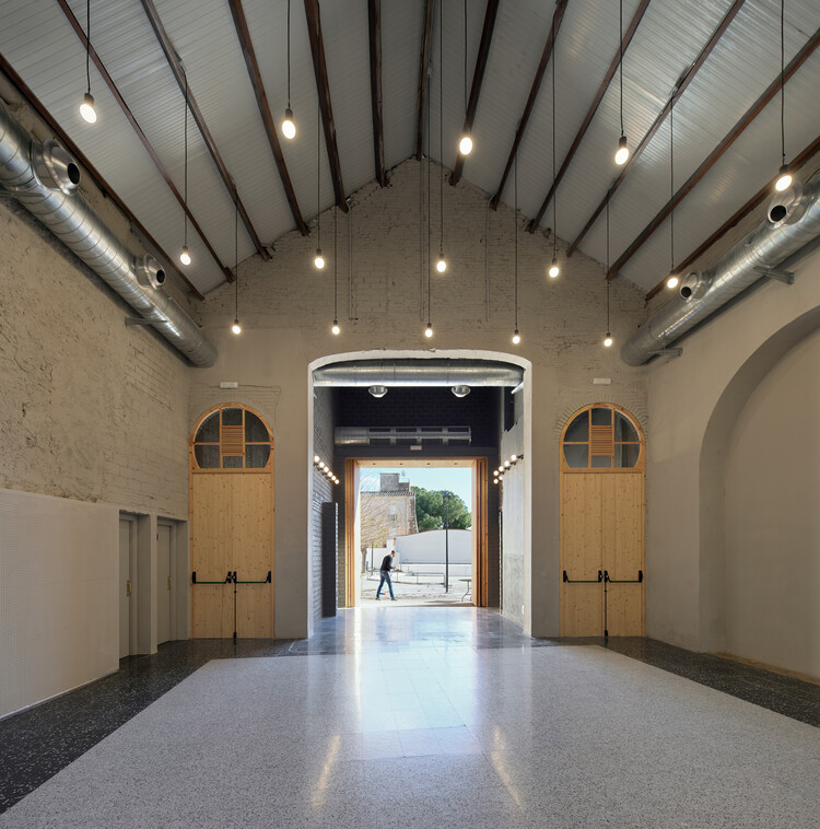 Centro Cultural Cercle Calongí / Anna Prats Joan Valls - fotografía de interiores, luces, puertas, hormigón