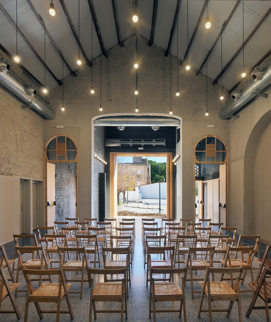 Cercle Calongí Cultural Center / Anna Prats Joan Valls Cercle Calongí Cultural Center / Anna Prats Joan Valls - Interior Photography, Dining room, Lighting, Chair