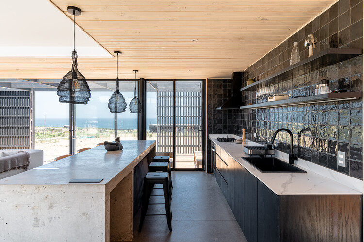 Casa Huaquén / COLECTIVO - fotografía de interiores, cocina, mesadas, madera, sillas