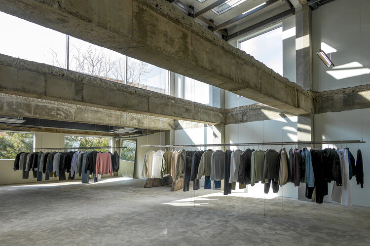 Coor Seongsu Flagship Store / ATELIER KHJ - More Images