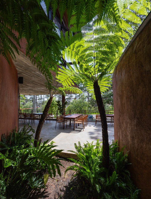 Complexo de Serviços MA.DE Bistro / AN NAM Architecture - Fotografia de Exterior, Madeira, Cadeira