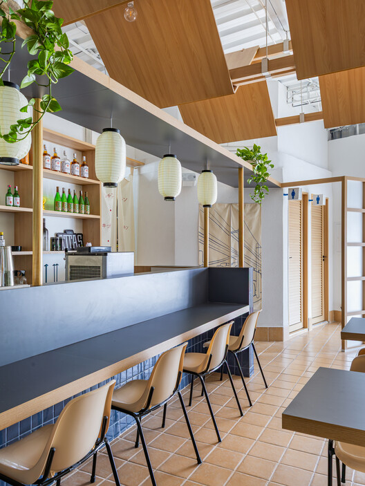 Restaurante Zukí Izakaya / Nó Arquitetura - Fotografia de Interiores, Cozinha, Madeira, Mesa, Iluminação, Cadeira, Vidro