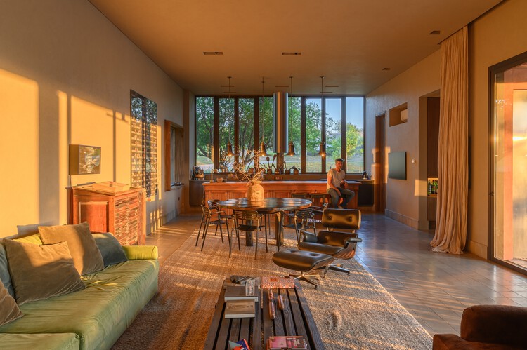 Casa BP / Santiago Berlotti - fotografía de interiores, madera, sillones, mesas, sillas