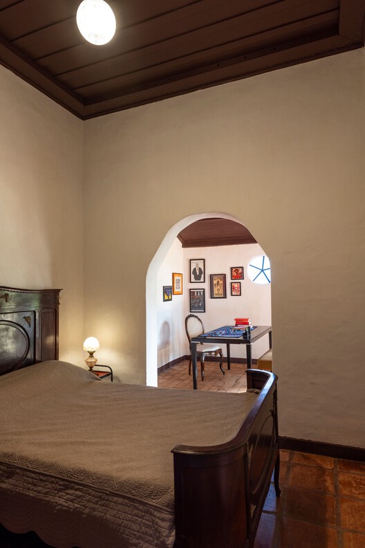 Restauro Casa do Sol (Hilda Hilst) / Tapera Arquitetura e Patrimônio Cultural - Fotografia de Interiores, Madeira, Dormitório, Iluminação, Cama