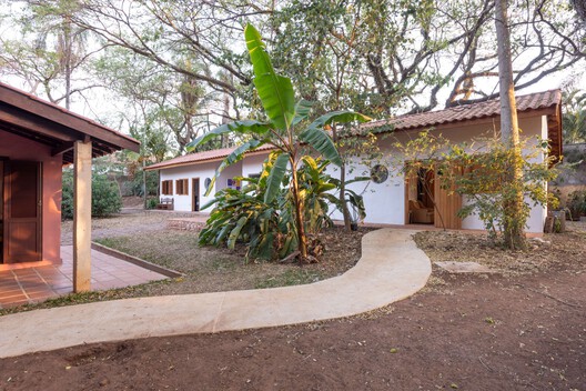 Restauro Casa do Sol (Hilda Hilst) / Tapera Arquitetura e Patrimônio Cultural - Fotografia de Exterior, Porta, Jardim, Aido