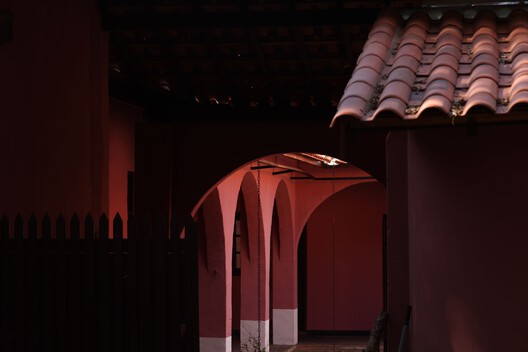 Restauro Casa do Sol (Hilda Hilst) / Tapera Arquitetura e Patrimônio Cultural - Fotografia de Interiores, Arco, Pilar, Concreto, Arcada
