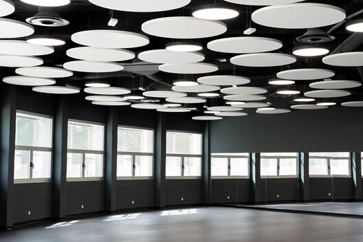 Entre la flexibilidad y la libertad creativa: diseños de cielorrasos modulares que inspiran Entre la flexibilidad y la libertad creativa: diseños de cielorrasos modulares que inspiran - Imagen 21 de 24